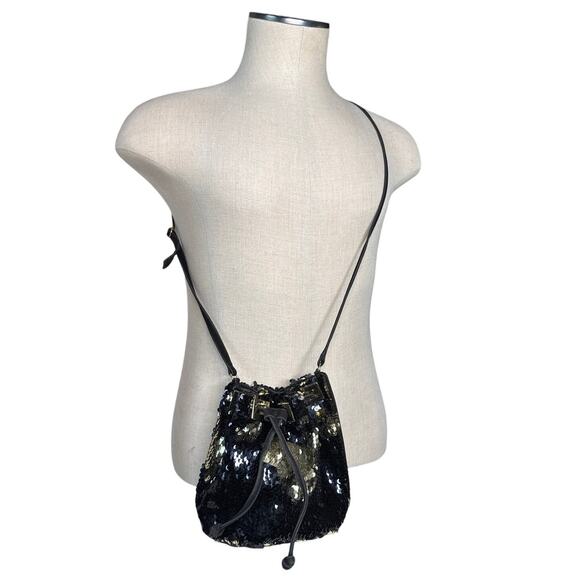 Retro style Sequin bucket bag in black and gold with pull closing inside lined - Picture 2 of 16